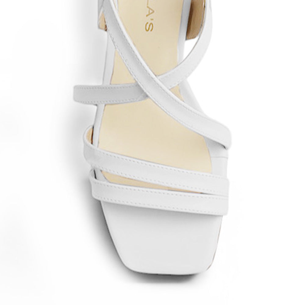 Vista de material cabra sintético en zapatilla con punta cuadrada para mujer de tiras cruzadas y tacón ancho de 8cm en color blanco