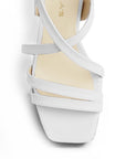 Vista de material cabra sintético en zapatilla con punta cuadrada para mujer de tiras cruzadas y tacón ancho de 8cm en color blanco