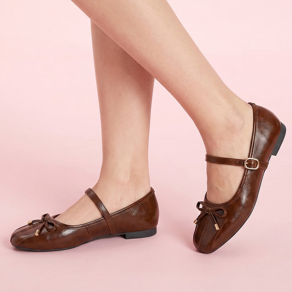 Flats tipo balerinas cafés de piso para dama con moño y pulsera ajustable en el empeine.