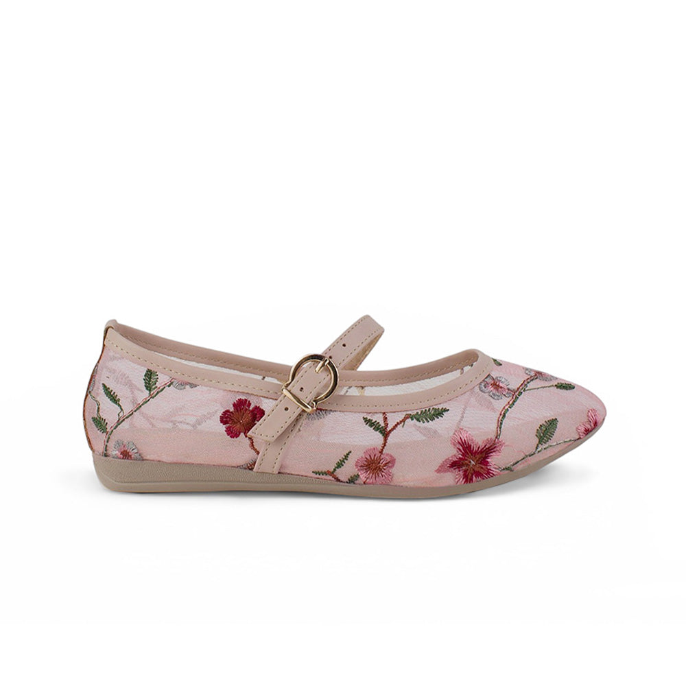 Vista lateral de flats tipo balerinas nude transparentes para de piso con bordado floral 