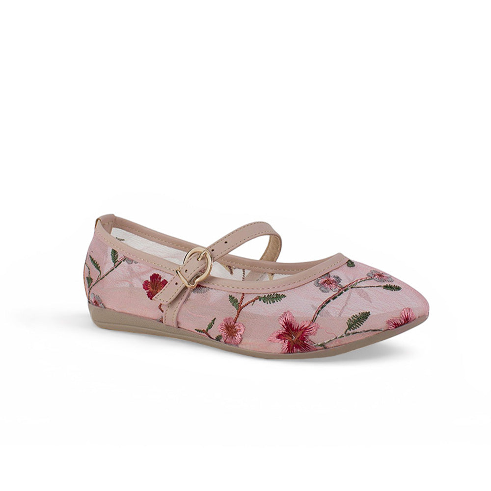 Vista diagonal de flats tipo balerinas nude transparentes de piso con bordado floral para dama 