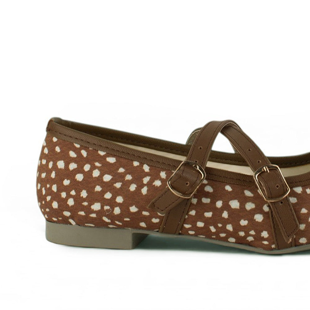 Vista trasera de flats tipo balerinas para mujer planos con doble correa ajustable en color cafe 
