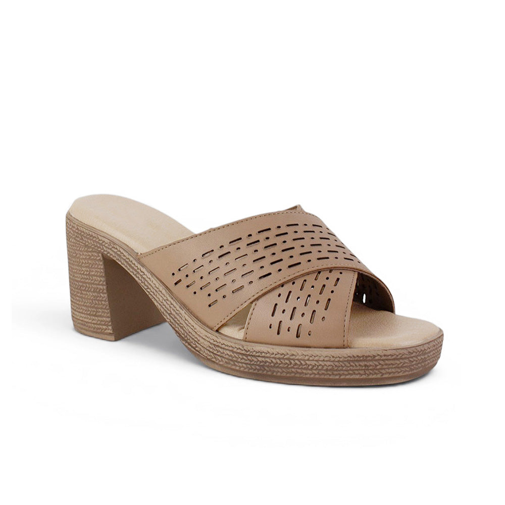 Vista diagonal de zapatilla nude de meter abierta para mujer con tiras anchas cruzadas y tacón grueso de 8cm