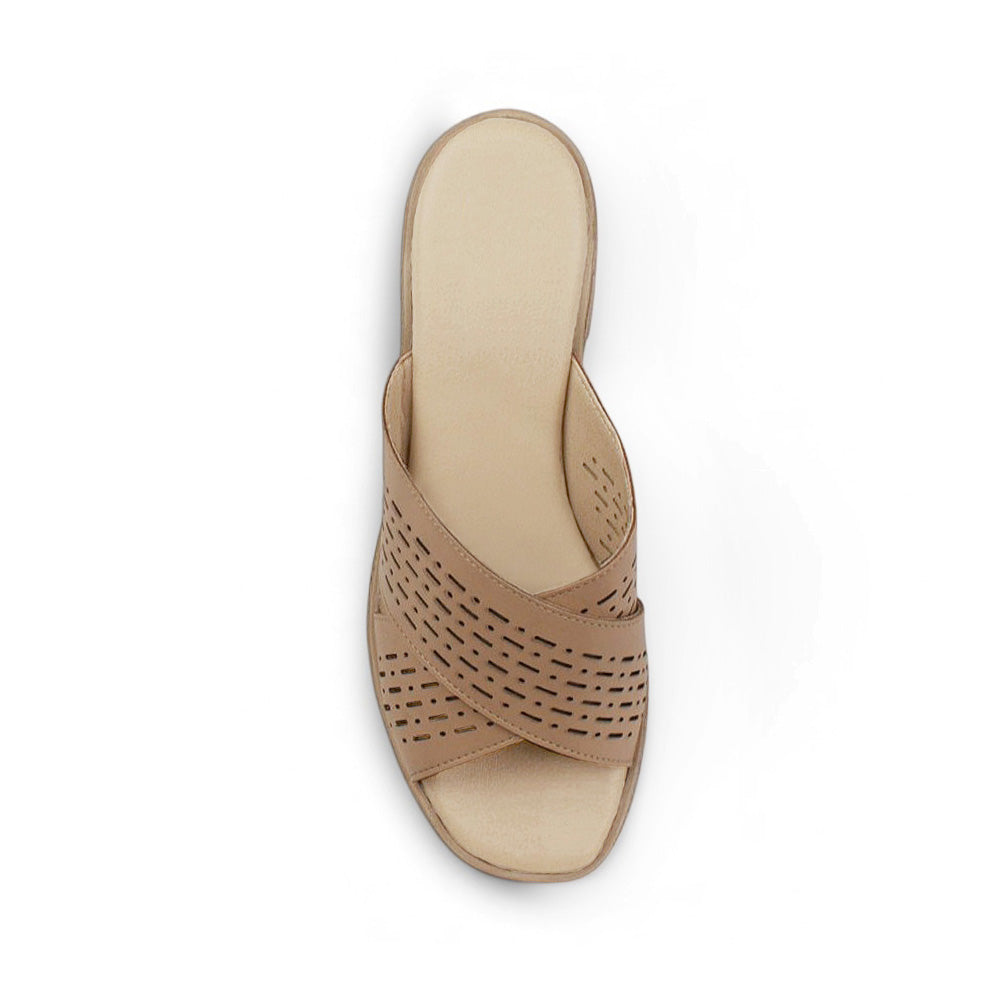 Vista superior de zapatilla nude de meter abierta para mujer con tiras anchas cruzadas perforadas y punta redonda