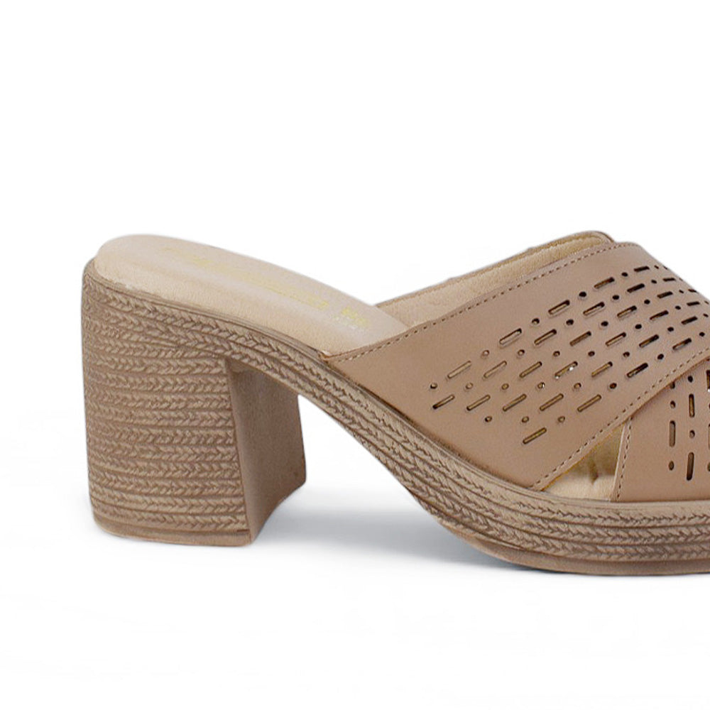 Vista trasera de tacón grueso de 8cm en zapatilla nude de meter abierta para mujer con tiras anchas cruzadas perforadas y de punta redonda