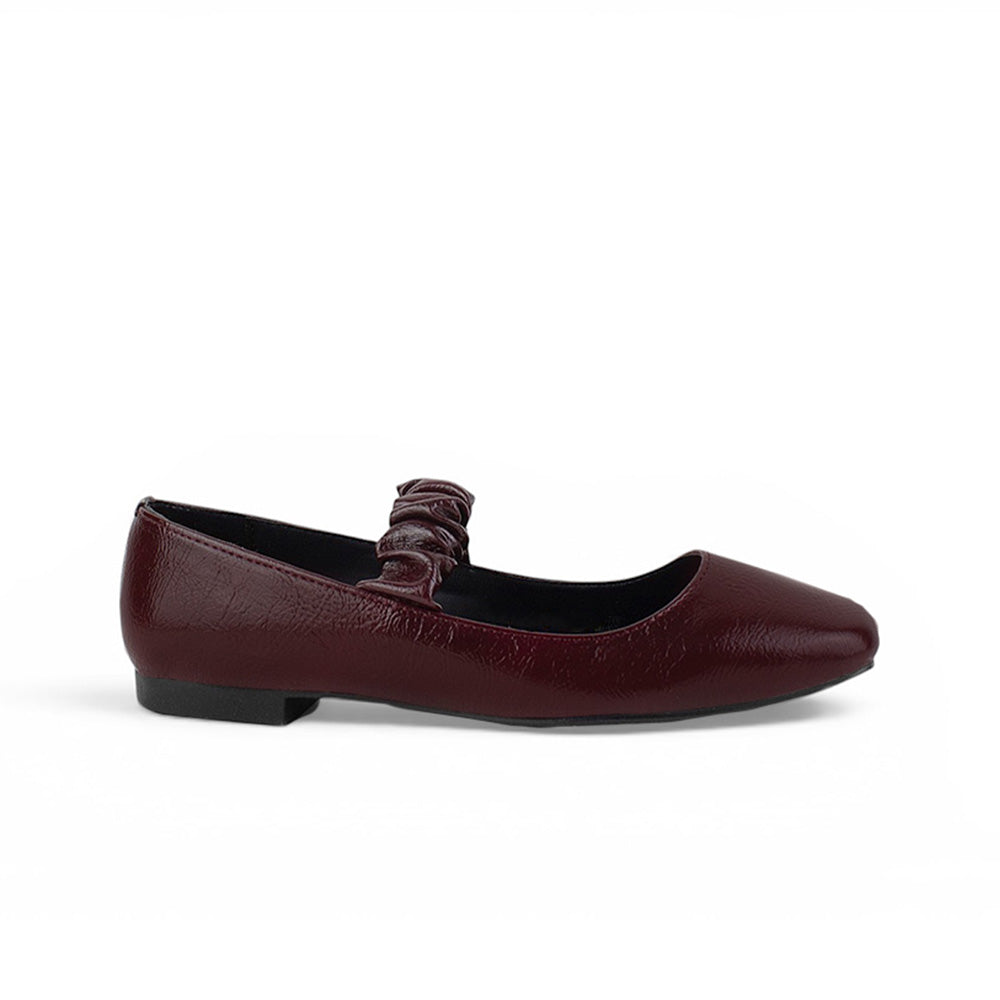 Vista lateral en los flats tipo balerinas con pulsera elástica de piso para dama 