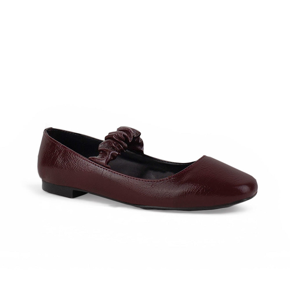 Vista diagonal de flats tipo balerinas vino para dama con pulsera elástica de piso 