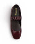 Vista superior de flats tipo balerinas vino con pulsera elástica de piso para dama 