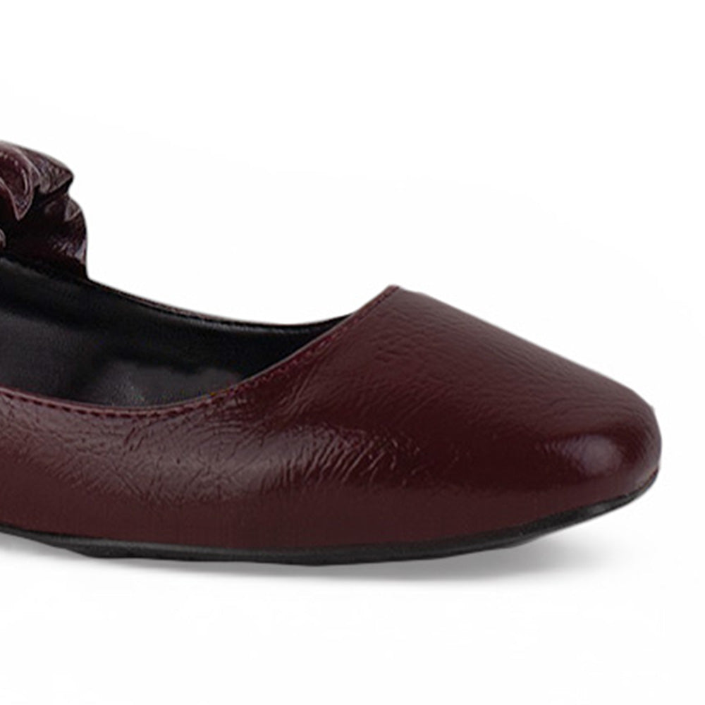 Detalle del material sintético en los flats tipo balerinas vino para dama con pulsera elástica 