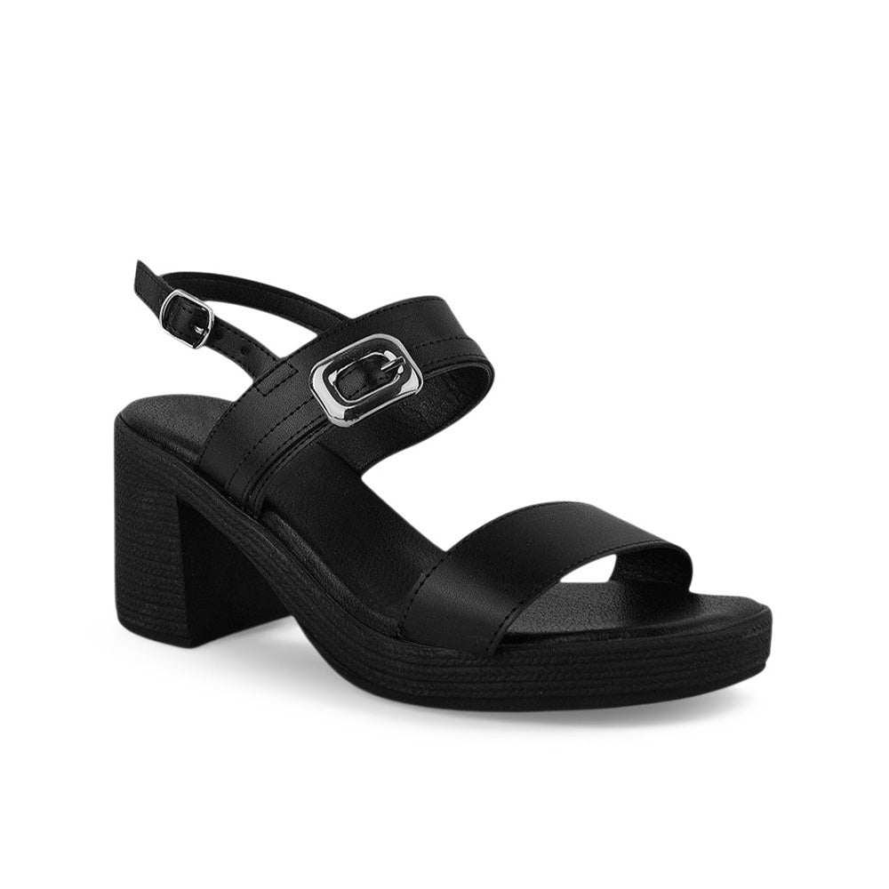 Vista diagonal de zapatilla negra de diseño descubierto para mujer con doble tira y correa trasera ajustable de tacón bloque de 8cm