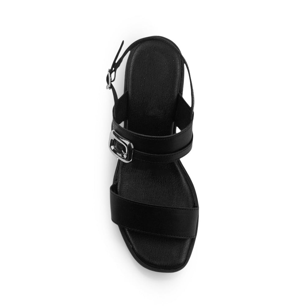 Vista superior de zapatilla negra de diseño descubierto para mujer con adorno de hebilla en tiras anchas y correa ajustable trasera 