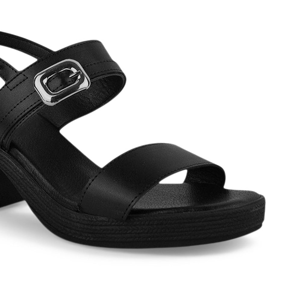Vista a detalle de hebilla que adorna la doble tira en zapatilla negra descubierta para mujer 