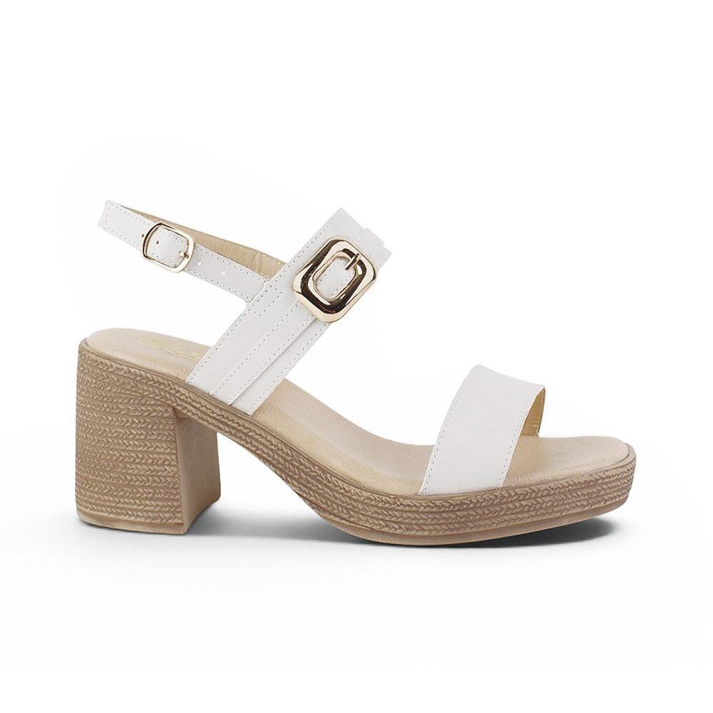 Vista lateral de zapatilla beige para mujer de doble banda y hebilla de adorno con tacón grueso de 8cm de diseño descubierto