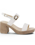 Vista lateral de zapatilla beige para mujer de doble banda y hebilla de adorno con tacón grueso de 8cm de diseño descubierto