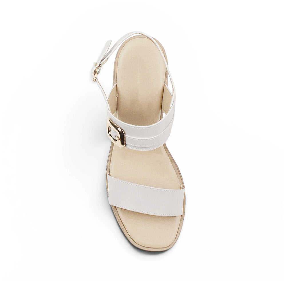 Vista superior de zapatilla beige de diseño descubierto para mujer con adorno de hebilla en tiras anchas y correa ajustable trasera 