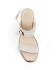 Vista superior de zapatilla beige de diseño descubierto para mujer con adorno de hebilla en tiras anchas y correa ajustable trasera 