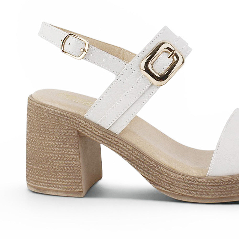 Vista trasera de tacón bloque grueso de 8cm en zapatilla beige destalonada con correa ajustable 