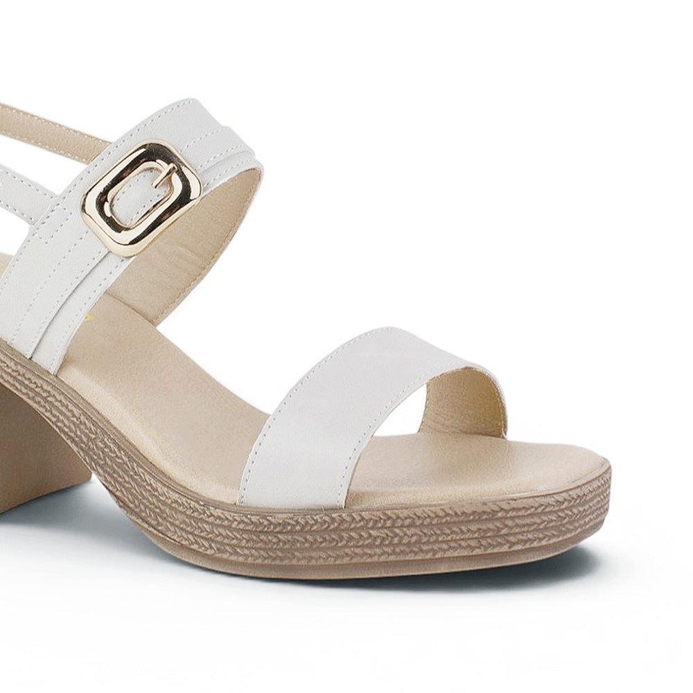 Vista a detalle de hebilla que adorna la doble tira en zapatilla beige descubierta para mujer 