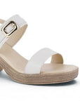 Vista a detalle de hebilla que adorna la doble tira en zapatilla beige descubierta para mujer 