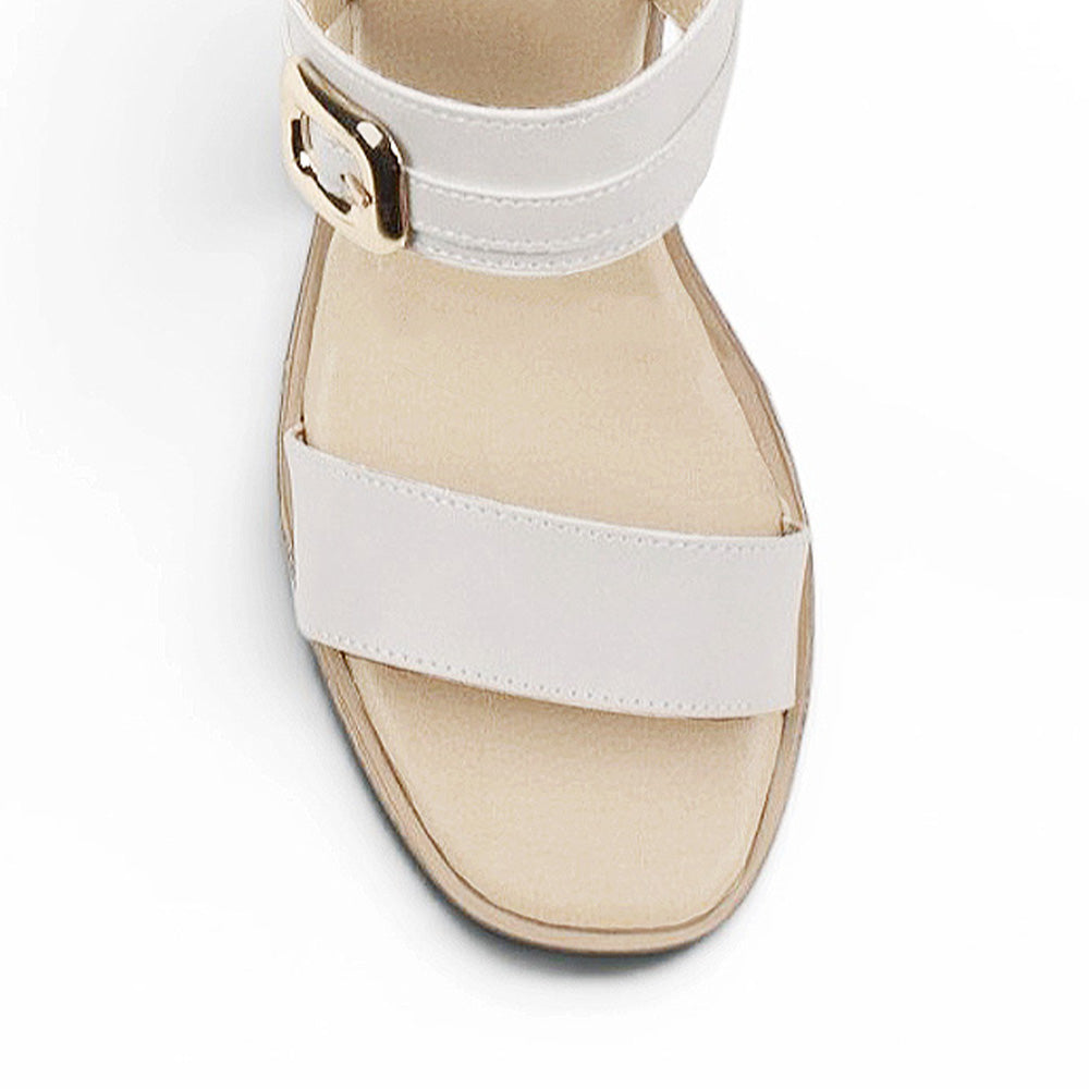 Vista de material sintético en zapatilla beige de diseño descubierto para mujer con doble banda correa trasera ajustable y tacón de 8cm