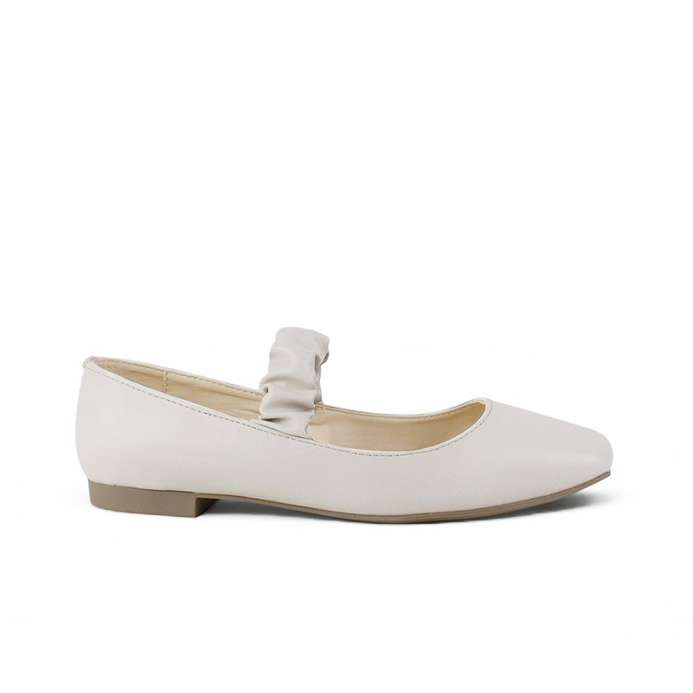 Vista lateral en los flats tipo balerinas con pulsera elástica de piso para dama 