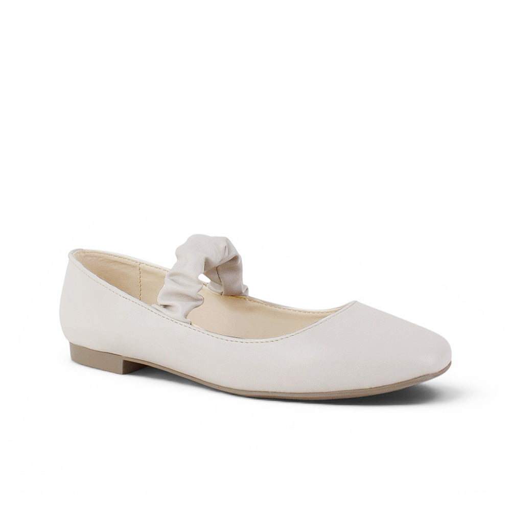 Vista diagonal de flats tipo balerinas beige para dama con pulsera elástica de piso 