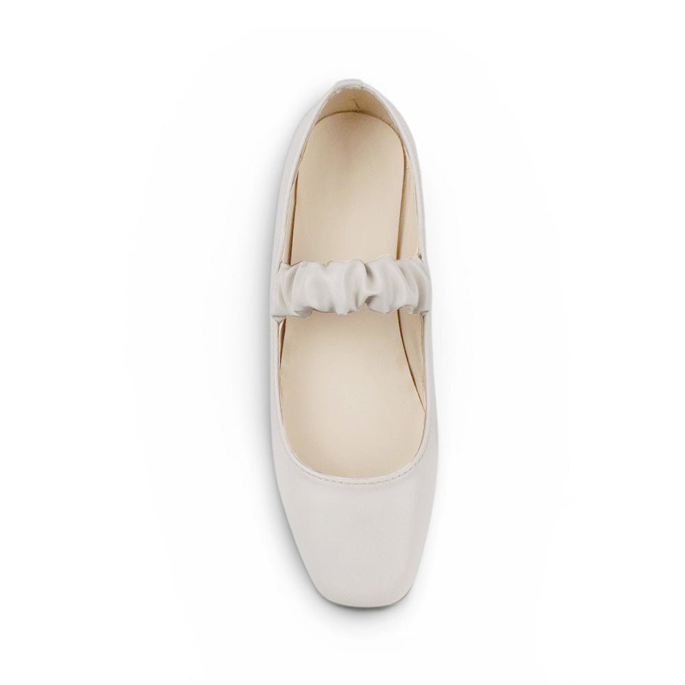 Vista superior de flats tipo balerinas beige con pulsera elástica de piso para dama 