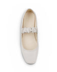 Vista superior de flats tipo balerinas beige con pulsera elástica de piso para dama 