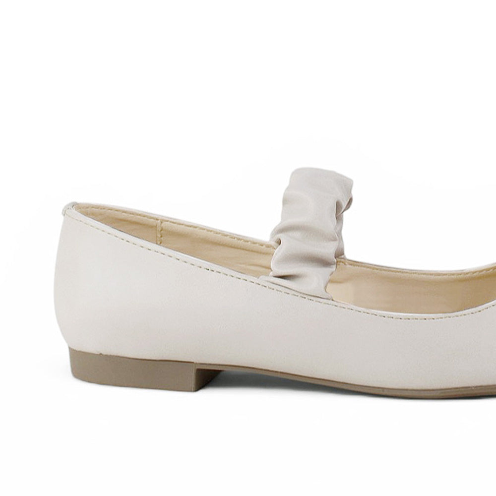 Vista trasera en los flats tipo balerinas beige de piso para dama con pulsera elástica 