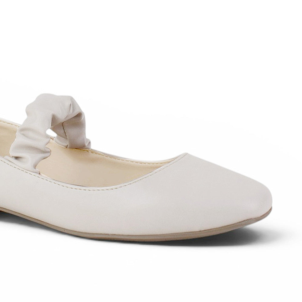 Detalle del material sintético en los flats tipo balerinas beige para dama con pulsera elástica 