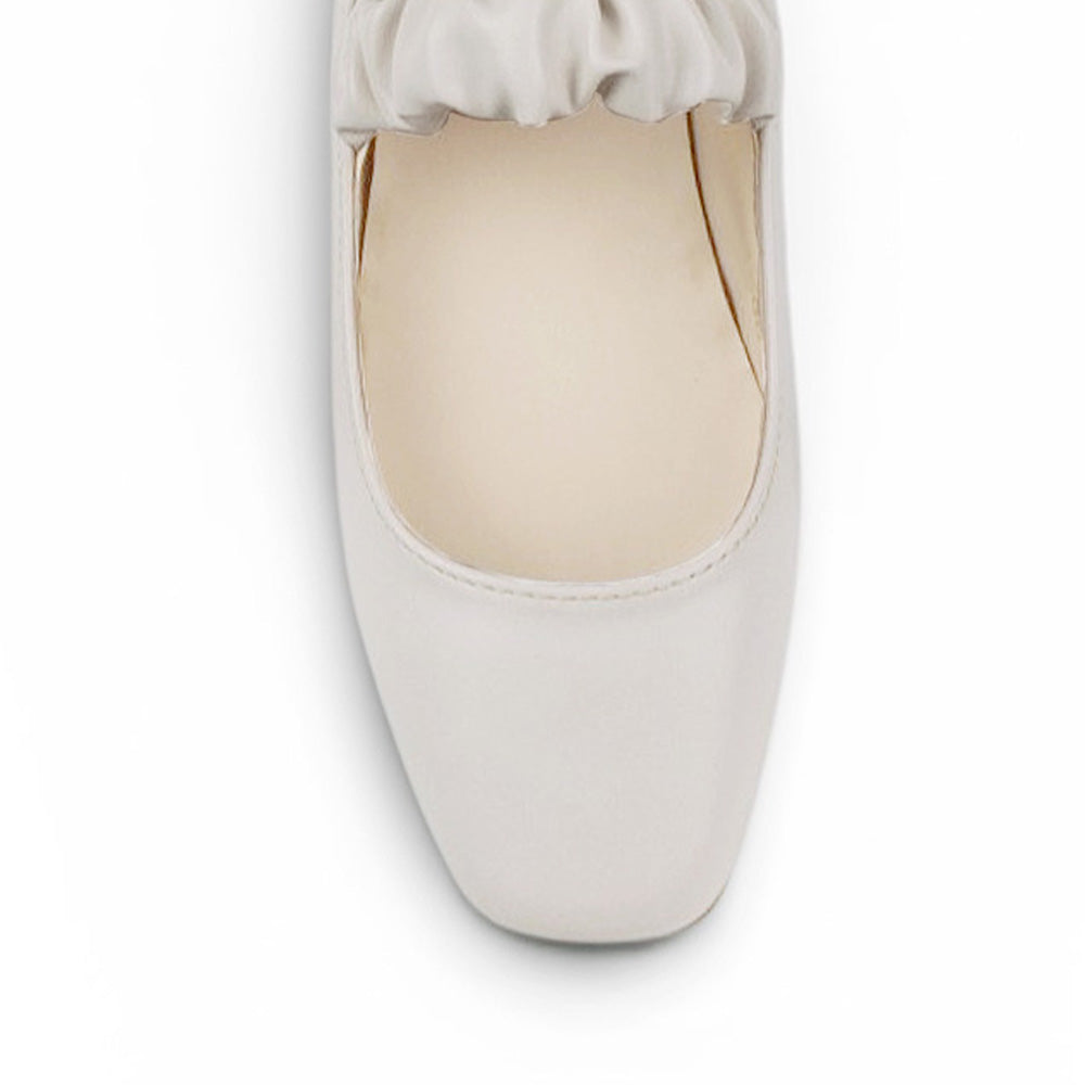 Vista del detalle en pulsera elástica de los flats tipo balerinas beige de piso para dama  