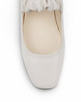 Vista del detalle en pulsera elástica de los flats tipo balerinas beige de piso para dama  