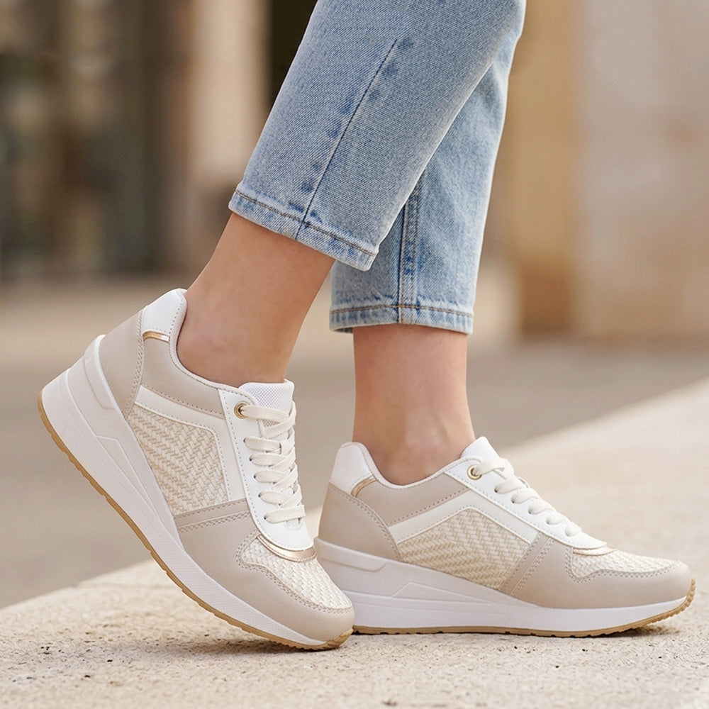 Tenis beige para mujer con agujetas y plataforma baja de 6cm