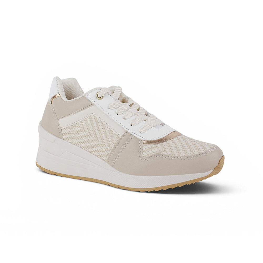 Vista diagonal de tenis beige para mujer con ajuste de agujetas y plataforma baja de 6cm