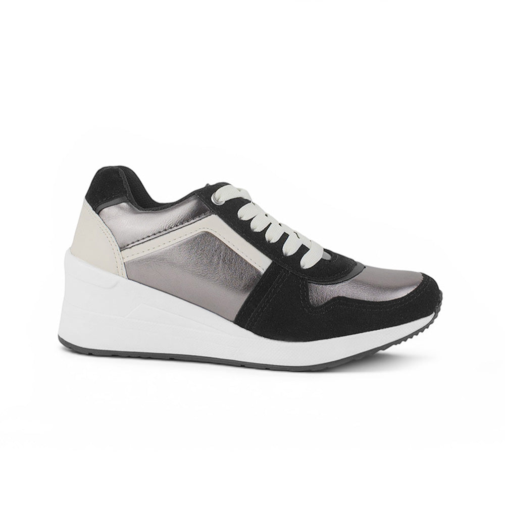 Vista lateral de tenis negro con gris para mujer con plataforma baja de 6cm y agujetas 