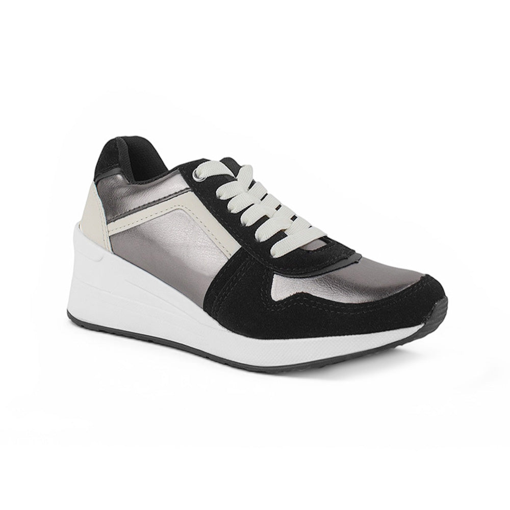 Vista diagonal de tenis negro con gris para mujer con ajuste de agujetas y plataforma baja de 6cm