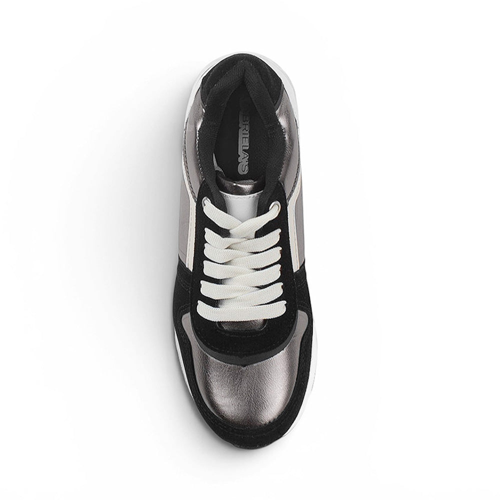 Vista superior de tenis negro con gris para mujer con agujetas y punta redonda
