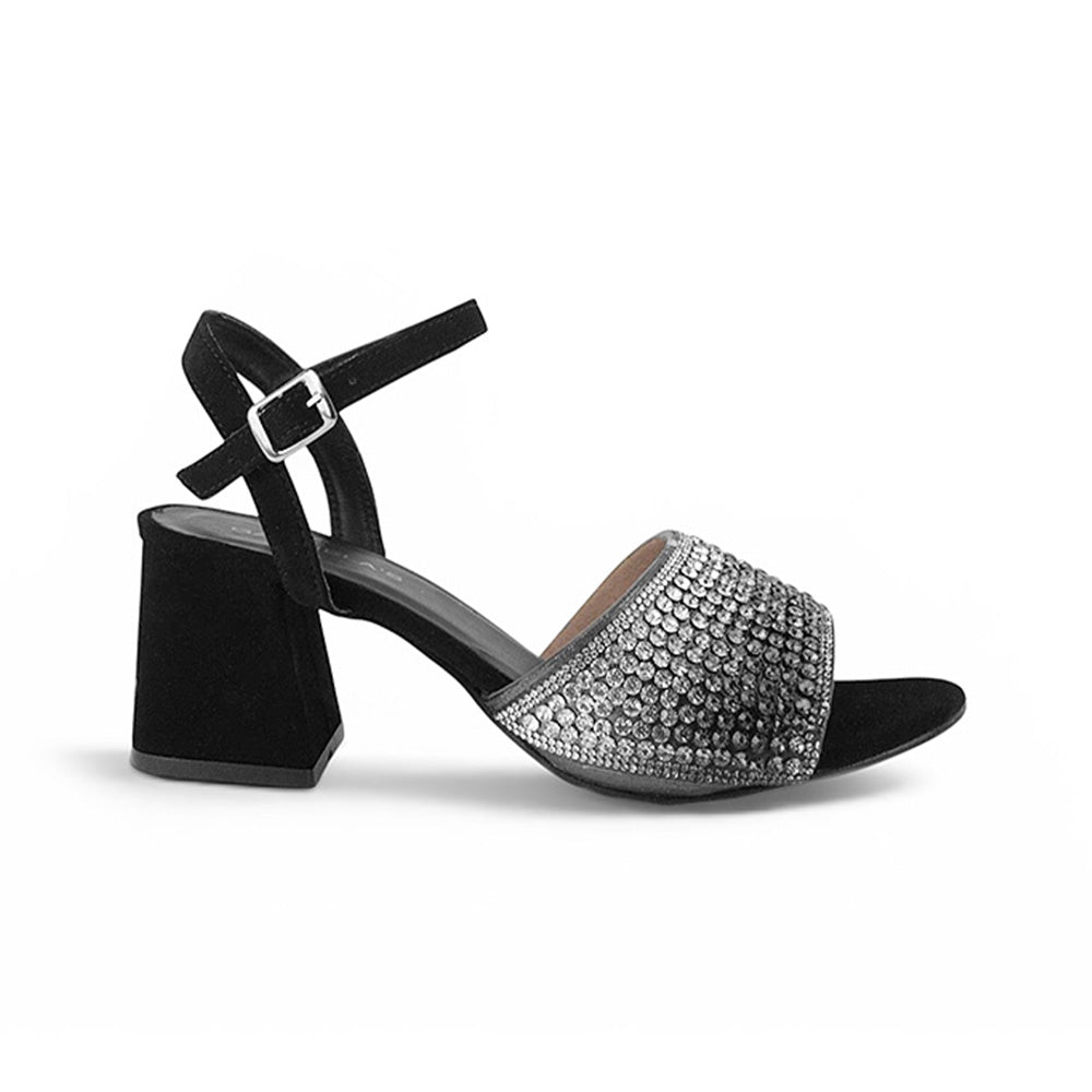 Vista lateral de zapatilla negra para mujer con tira ancha de pedrería y tacón ancho medio de 7cm