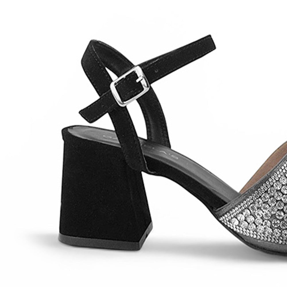 Vista trasera de tacón grueso medio de 7cm en zapatilla negra para mujer con pulsera ajustable con hebilla y tira de pedrería brillante