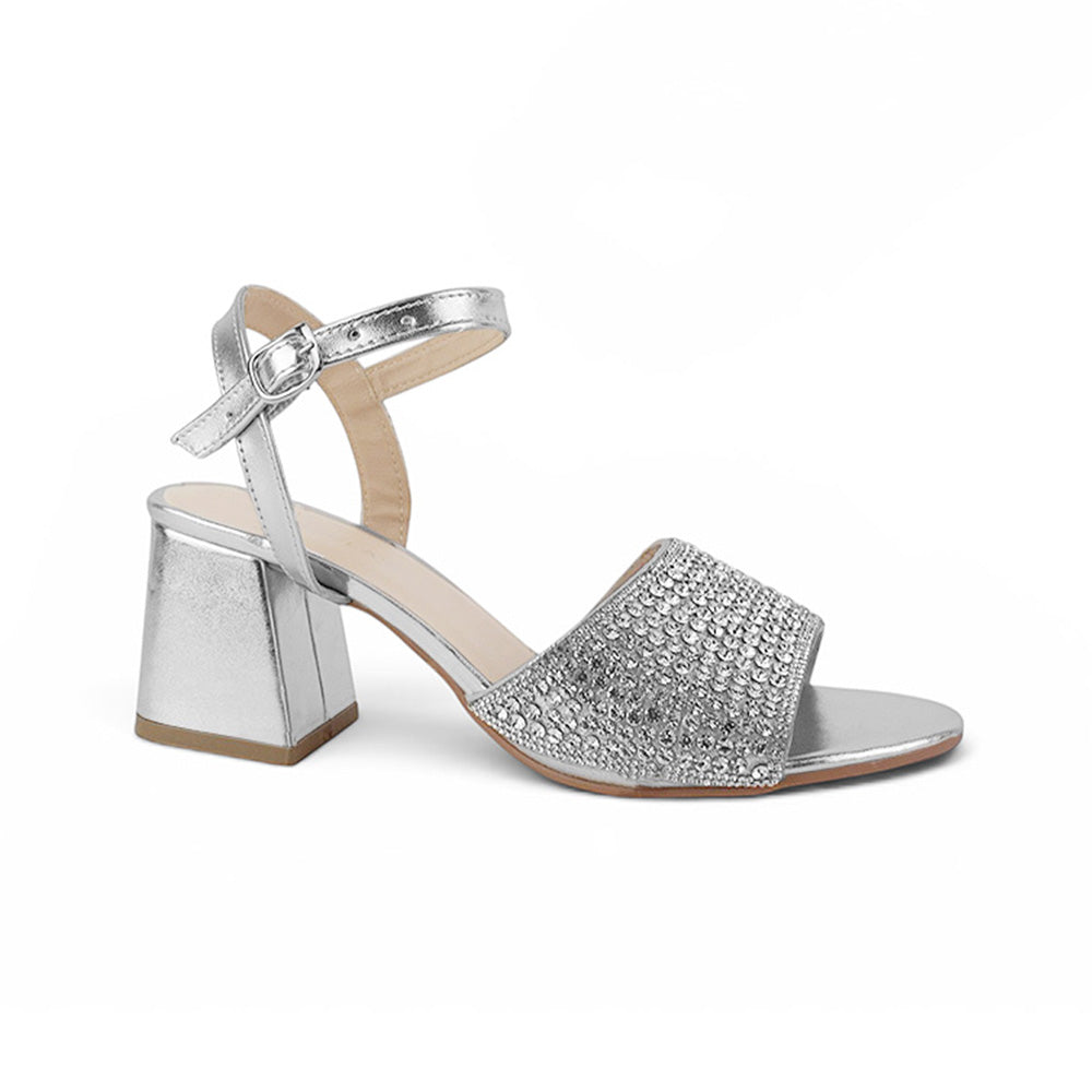 Vista lateral de zapatilla plateada para mujer con tira ancha de pedrería y tacón ancho medio de 7cm