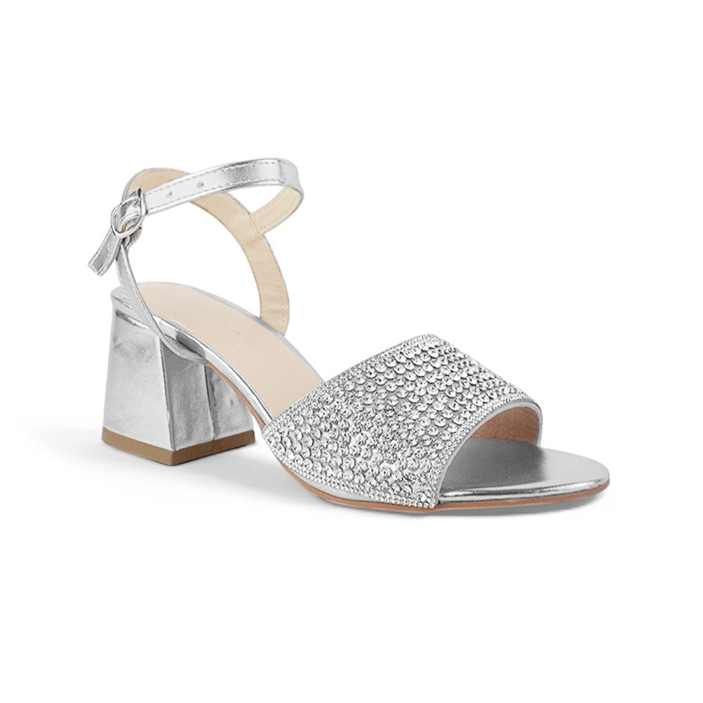Vista diagonal de zapatilla plateada para mujer de tira ancha con pedreria brillante degradada y tacón grueso de 7cm