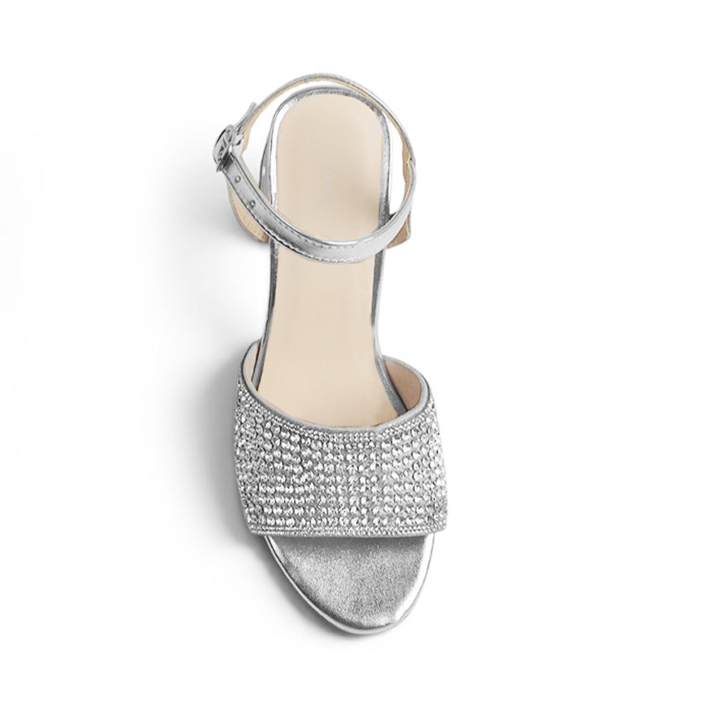 Vista superior de zapatilla de diseño descubierto para mujer de tira ancha con pedrería y tacón ancho medio de 7cm en color plateado 