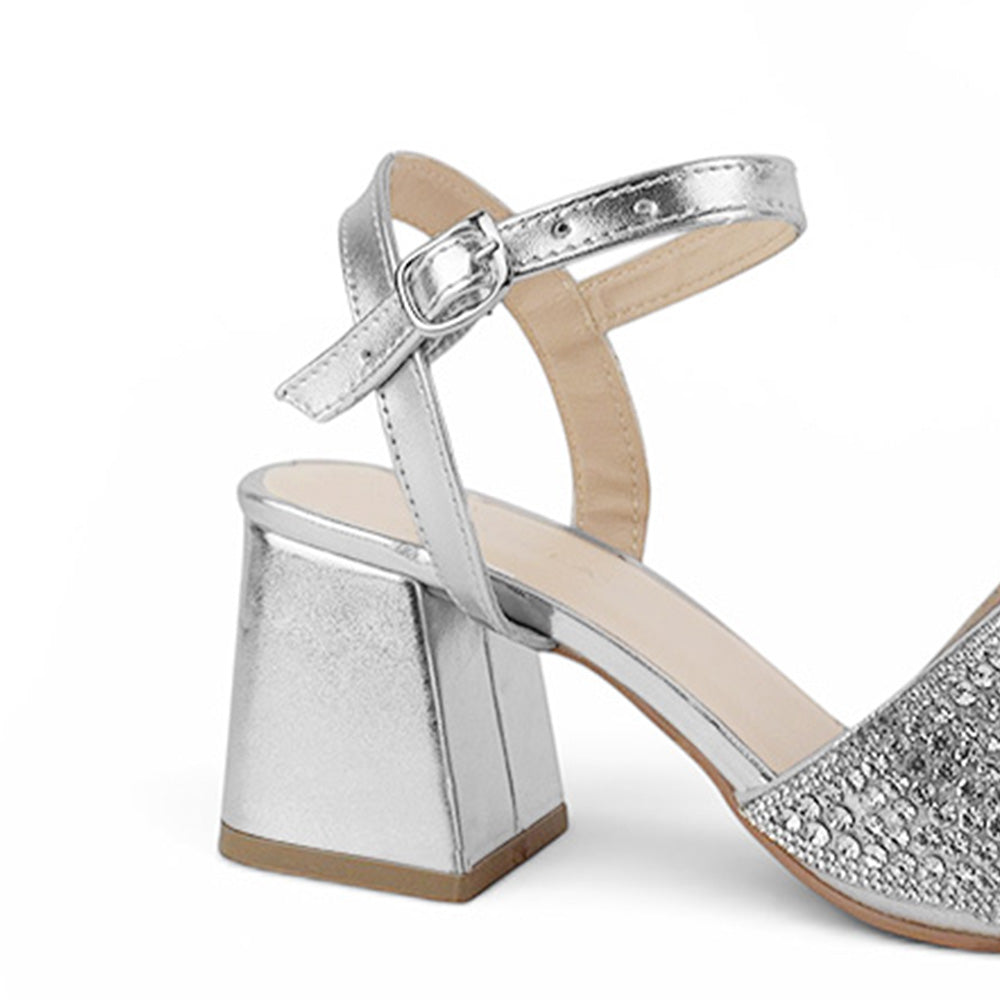 Vista trasera de tacón grueso medio de 7cm en zapatilla plateada para mujer con pulsera ajustable con hebilla y tira de pedrería brillante
