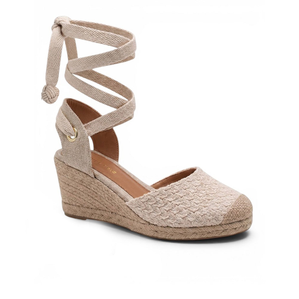 vista diagonal de alpargatas para dama color beige con plataforma 8cm