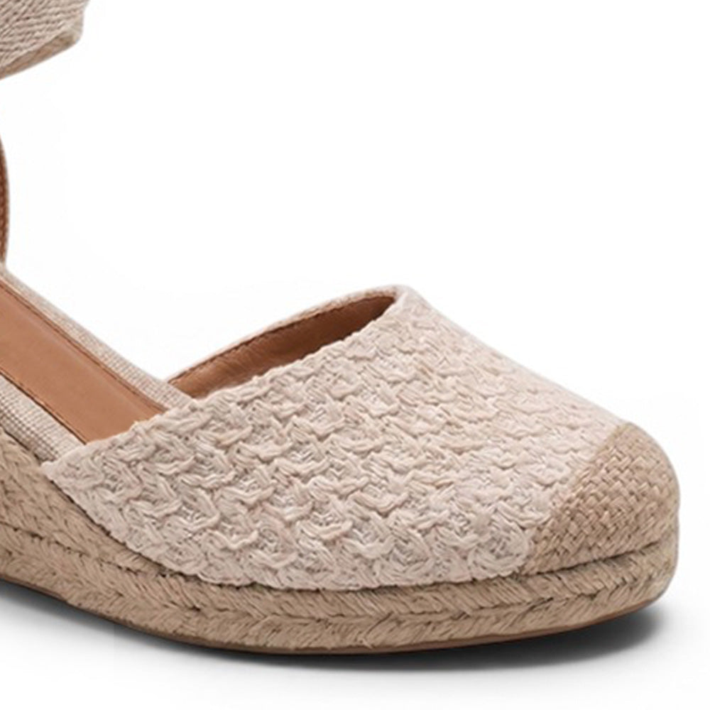 detalle del material sintético en alpargatas beige con cintas al tobillo para dama  