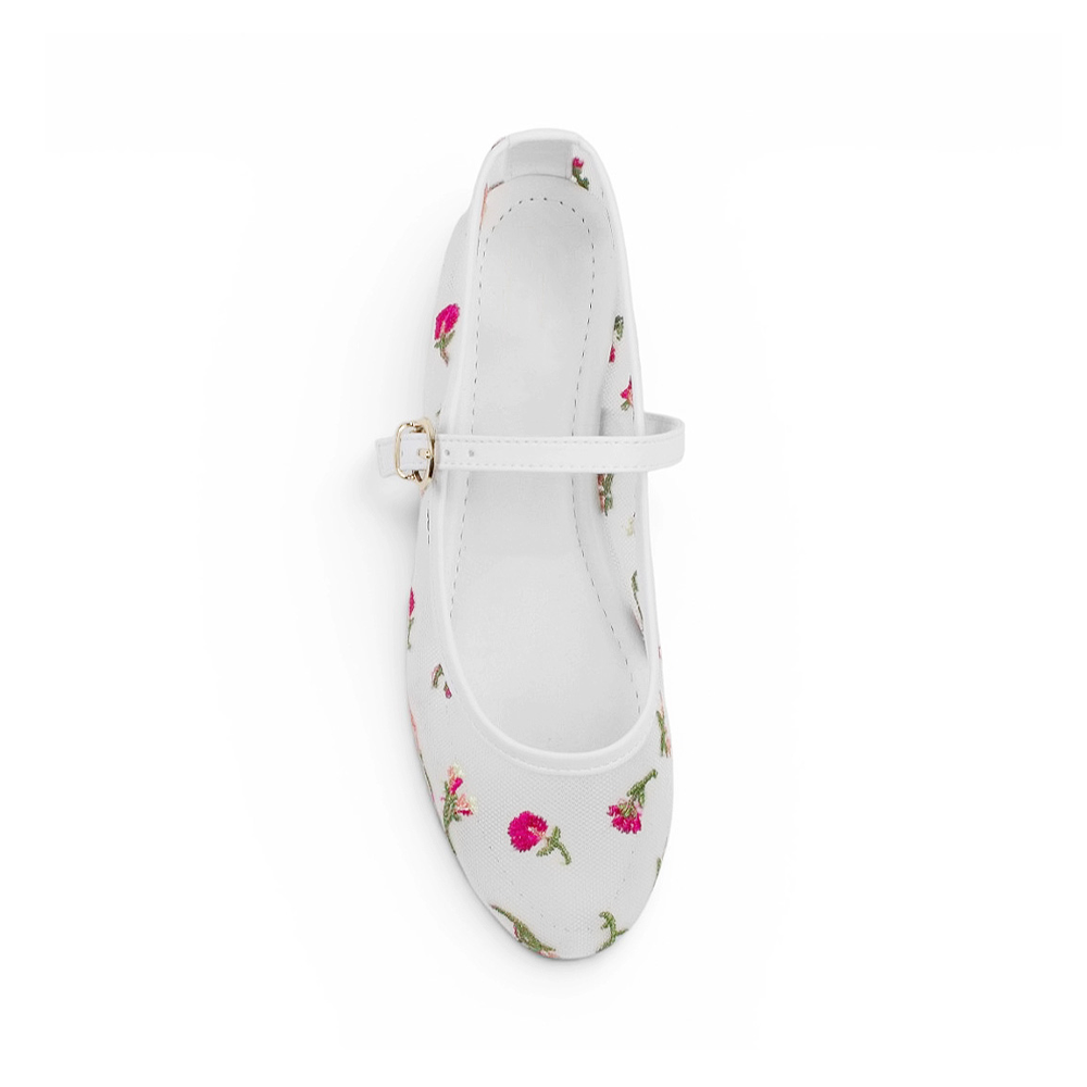 Vista superior de flats tipo balerinas blancas transparentes con bordado floral de piso para dama 