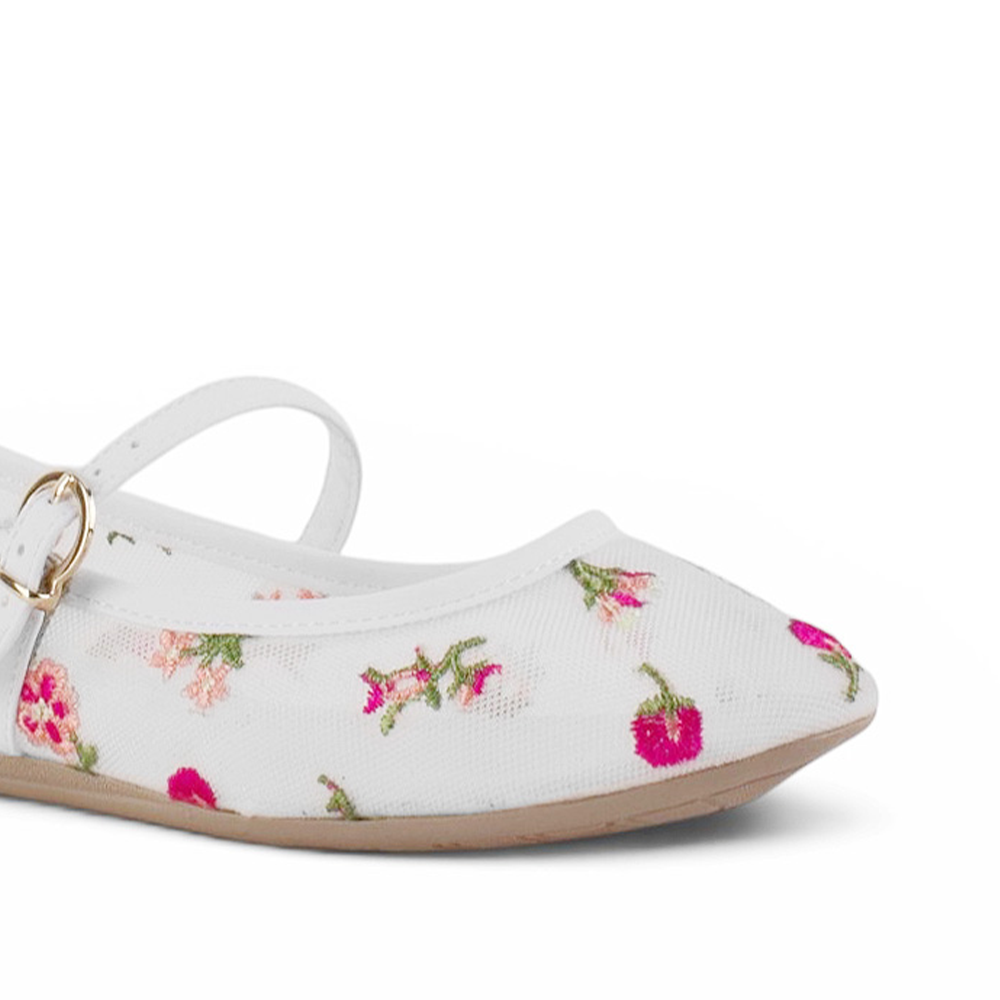 Detalle del material sintético/transparente en los flats tipo balerinas blancas para dama con bordado floral