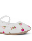 Detalle del material sintético/transparente en los flats tipo balerinas blancas para dama con bordado floral