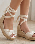 Alpargatas beige de plataforma baja 6cm con abertura al frente y cintas ajustables al tobillo para dama