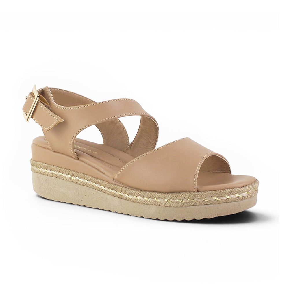 vista diagonal de sandalias nude con plataforma baja 6 cm para dama punta abierta y correa ajustable 